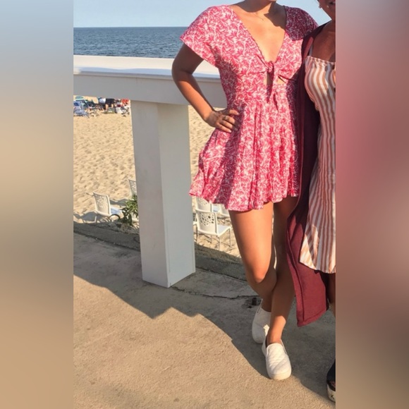 Red and White Print Tie-Front Short Sleeve Romper - Picture 2 of 3